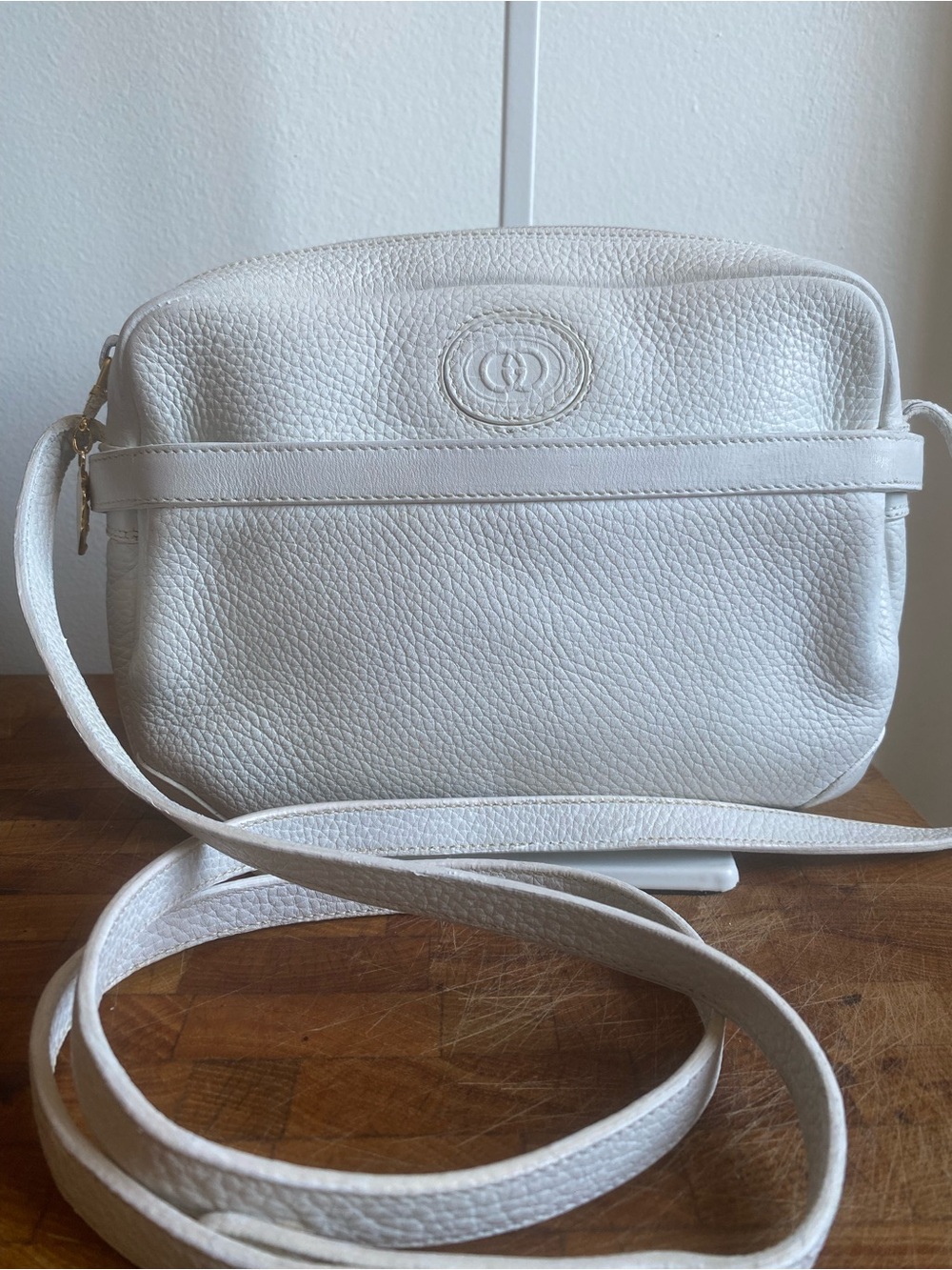 Gucci White Pebbled Leather Crossbody Bag • Gold Hardware EUC